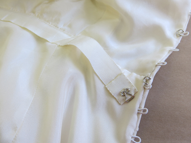 How to Sew the Elastic Button Loop on the Wedding Dress 